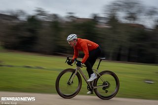 Schlechtes Wetter und Spaß dabei – wir haben 10 lange Winter Radhosen getestet, die das möglich machen.