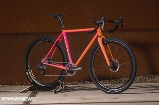 Knallt, ist individuell und fällt definitiv auf: Die Niederländer von Sputnik haben dem hauseigenen Gravel Bike in der fünften Auflage ein ziemlich ansehnliches Design verpasst, das auf den Namen Supernova hört.