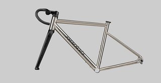 Ganz auf Gravel und Bikepacking scheint die Geometrie des Radon Titan-Bikes ausgelegt. Ganz auf Gravel und Bikepacking scheint die Geometrie des Radon Titan-Bikes ausgelegt.