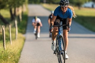 Sind das abgehängte Männer im Hintergrund?