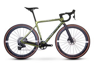 Das Grix.3 präsentiert sich als sportliches Gravelbike, das vielseitig einsetzbar sein soll und optional sogar mit der Classified-Getriebenabe kommt.