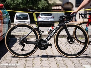 Das Orbea Orca Aero-Rennrad von Victor Campenaerts in Sonderlackierung mit nur Klarlack und gelben Akzenten.