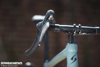 Eine mechanische Shimano GRX 810 Gravel Gruppe stellt 2x11 passend gestufte Gänge bereit.