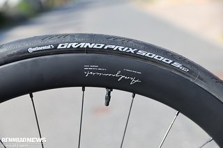 Aerodynamisch sind die Aerodynamicist für 28 mm breite Reifen optimiert Aerodynamisch sind die Aerodynamicist für 28 mm breite Reifen optimiert