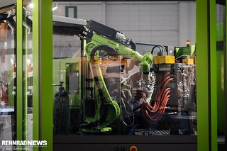 Die Aufgabe des Roboters ist es, Verstärkungsstreifen in das Spritzguss-Teil einzubringen. Die Aufgabe des Roboters ist es, Verstärkungsstreifen in das Spritzguss-Teil einzubringen.