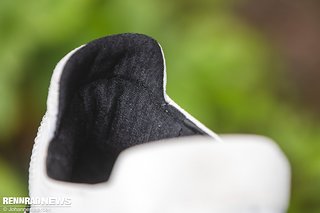 Der Fersenbereich besteht aus richtungsgebundenem Gewebe und verhindert, dass der Fuß herausrutschen kann.