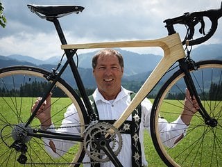 Klaus Gessenauer zeigt stolz sein Werk – demnächst will er sich das Heben einfacher machen und das Gewicht auf 8,45 kg senken