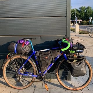 Man braucht kein spezielles Bikepacking-Fahrrad und auch keine riesige Ausrüstung wie im Bild