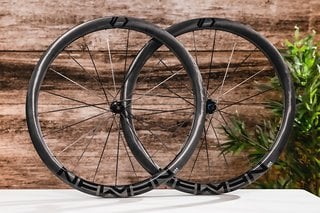 Die Komponentemarke Newmen aus dem Allgäu kämpft sich in den Rennrad News User Awards stetig weiter nach vorn. Kein Wunder, bei Produkten wie den Advanced SL R.42 VONOA Laufrädern.