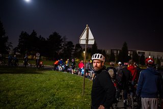 Wir schälen uns um 3 aus dem Bett, um anschließend in einer extrem langen Schlange auf unseren Shuttle-Bus zu warten Wir schälen uns um 3 aus dem Bett, um anschließend in einer extrem langen Schlange auf unseren Shuttle-Bus zu warten