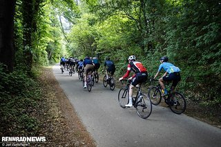 Die Gruppe fuhr selten unter 30 km/h, auf der Rückfahrt durften es auch mal 60 km/h auf leicht abfallender Gerade sein.