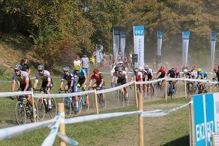 Auf dem trockenen Boden entwickelte sich ein bei den Männern Elite ein schnelles Rennen mit häufigen Führungswechseln