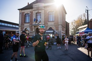 Am ersten Verpflegungspunkt nach etwa 40 km ist die Stimmung gut, denn bislang läuft alles bestens und es macht viel Spaß. Außerdem gibt's jetzt was zu futtern! Am ersten Verpflegungspunkt nach etwa 40 km ist die Stimmung gut, denn bislang läuft alles bestens und es macht viel Spaß. Außerdem gibt's jetzt was zu futtern!