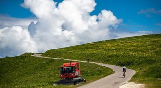 Am Renntag ist der Himmel Wolken-durchsetzt.