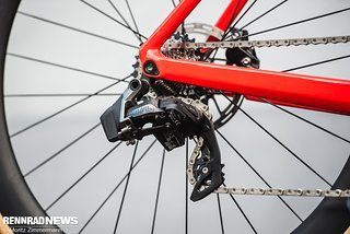 Tadellos arbeitende SRAM Rival eTap AXS Funkschaltung wie bei allen Bikes im Test