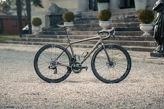 Mit dem S-Works Aethos Rahmen und der neuen SRAM Red AXS lassen sich federleichte Bikes aufbauen.