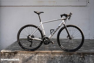 Das Canyon Endurace Allroad ist das erste Rennrad des Direktanbieters für unter 1.000 €. Das Canyon Endurace Allroad ist das erste Rennrad des Direktanbieters für unter 1.000 €.