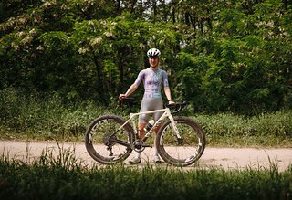 Unbound 200 Gewinnerin Rosa Klöser wird morgen auf einem Canyon Grizl an den Start von The Traka in Girona gehen. Unbound 200 Gewinnerin Rosa Klöser wird morgen auf einem Canyon Grizl an den Start von The Traka in Girona gehen.