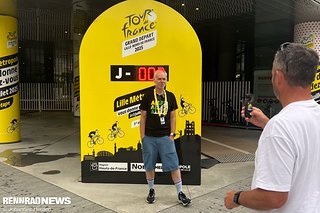 Die 3, die für den Countdown der Tage bis zum Start steht, ist von Jan verdeckt – am vergangenen Mittwoch starteten wir unsere Berichterstattung in Lille.