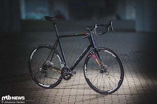 Das Focus Paralane Red eTap Testbike kam in Größe XXL zu uns – angesichts der Reach- und Stack-Werte die beste Wahl für mich als 1,93 m großen Tester