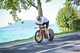 Der erste Streckenabschnitt führt fast eben am See entlang - Tempo machen!