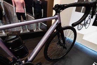 Der Aluminium-Rahmen ist für ein E-Rennrad sehr schlank gezeichnet.