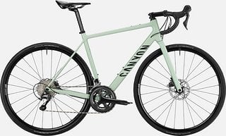 Das Canyon Endurace 6 kommt im Carbonlook und bietet eine ausbaufähige Plafttform in acht Rahmengrößen.