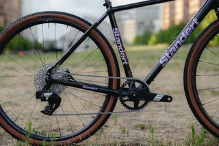 Das Topmodell ist mit einer Sram Apex AXS 12-Fach-Schaltgruppe und Carbonlaufrädern von Scope ausgestattet.