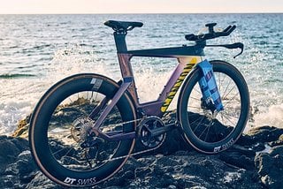 Anlässlich der Rückkehr der Triathlon-Weltmeisterschaft auf Hawaii hat Canyon ein ganz besonderes Triathlon-Rad entwerfen lassen