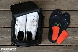 Das Zubehör-Kit umfasst eine ordentliche Schuh-Tasche und zwei Paar Einlegesohlen mit unterschiedlicher Stärke