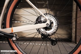 Die Shimano GRX Disc-Bremsen sind gut dosierbar und auch steilen Abfahrten gewachsen.