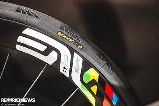 Weil der neue Archetype ausschließlich in 30 mm zu haben ist, nutzt das Team konsequenterweise die alten SES 4.5 Laufräder, die für 30 mm breite Reifen gemacht sind. Weil der neue Archetype ausschließlich in 30 mm zu haben ist, nutzt das Team konsequenterweise die alten SES 4.5 Laufräder, die für 30 mm breite Reifen gemacht sind.