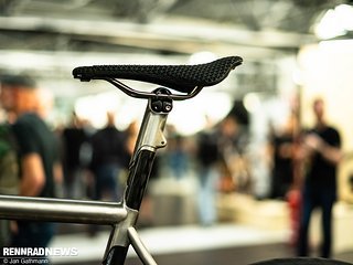 Ein Highlight des Bikes aus Titan ist das durchgehende Sitzrohr aus Carbon.