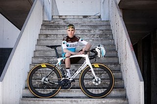 Romain Bardet fährt mit dem neuen Eddy Merckx 525 Disc