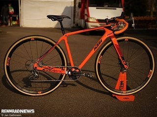 Das KTM Canic des italienischen Frauen CX-Teams KTM Alchemist Selle SMP