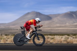 Beim Triathlon und beim Zeitfahren sind Scheibenlaufräder am Hinterrad gesetzt