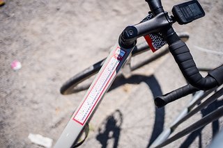 Zum Glück bin ich auf einem Cervélo Soloist in RH56 unterwegs, denn sonst hätte der Sticker mit allen Pavés kaum aufs Oberrohr gepasst. Erkennen kann man trotzdem fast nix. Ist vielleicht auch besser so. Zum Glück bin ich auf einem Cervélo Soloist in RH56 unterwegs, denn sonst hätte der Sticker mit allen Pavés kaum aufs Oberrohr gepasst. Erkennen kann man trotzdem fast nix. Ist vielleicht auch besser so.