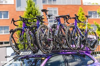 Die wunderschön lackierten Giant Propel Bikes bei Jayco Alula.