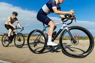 Die Sitzposition fällt entspannter aus als beim C68 Road.