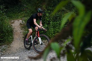 In engen Kurven schiebt das Exploro eher über das Vorderrad, neigt nicht zum Übersteuern