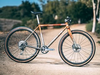 Mosaic Cycles steuert das einzige Bike mit geradem Lenker bei