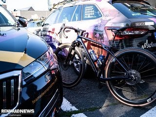 Zwischen den Teamfahrzeugen parkte dieses bisher unbekannte Gravel Bike von Lapierre.