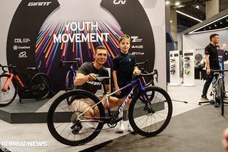 Tony Martin und Valentino stellten das neue Giant Seek Kinder-Rennrad vor. Tony Martin und Valentino stellten das neue Giant Seek Kinder-Rennrad vor.