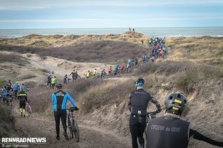 Bevor es wieder an den Strand geht, steht diese Laufpassage in den Dünen