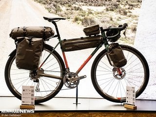 Bei Ortlieb diente das Scarab Cycles Sondermodell mit Shimano GRX Ltd. Schaltung als Display für die Bikepacking-Kollektion.