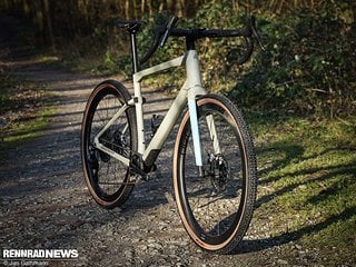 In den Rennrad-News-Test rollte das BMC Urs One mit SRAM Red eTap AXS 1x12-Gruppe. So ist es das Top-Modell der Gravelbike-Baureihe aus der Schweiz