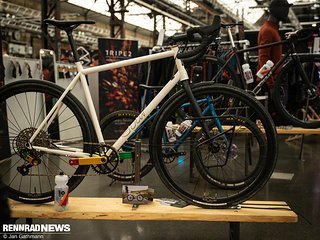 Sour aus Dresden stellten ein Stahl Gravel Bike mit Teilen von Ingrid Components aus.