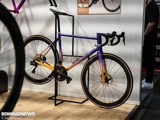 Buntes bei Titici aus Italien. Hier handelt es sich um das Gravel Bike der Marke mit Stahlrahmen im Show-Design.