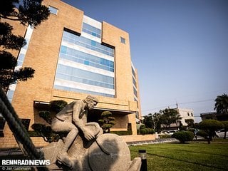 Vor dem Giant-Werk in Taichung, Taiwan empfängt uns die Skulptur eines Rennradfahrers.