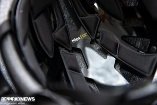 Beim MIPS Evolve Core-System handelt es sich um einen sehr dünnen Liner, der zwischen Polsterung und Helmschale sitzt